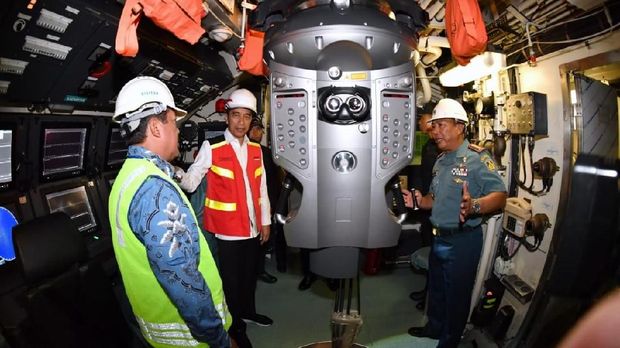 Jokowi-Prabowo Kompak Masuk Perut Kapal Selam Made in RI