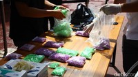 Dari tangan tersangka, polisi menyita 14.356 butir ekstasi.
