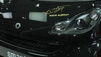 Edisi itu lahir dengan nama Kobe Bryant Black Mamba Smart Cars, hanya dibuat terbatas, sebanyak 500 unit pada tahun 2011. Yang membuat spesial, untuk meyakinkan ini merupakan unit terbatas, terdapat bumbuhan tanda tangan Kobe Bryant pada bagian kap mesin.  Foto: Jingdaily