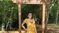 Angel Karamoy pun wisata adventure. Dia main ke Gua Rangko (Instagram/realangelkaramoy)