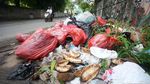 Jorok, Sampah Menumpuk di Pinggir Jalan Cikunir Bekasi