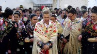 Sementara itu, para wanita juga akan berparade dalam balutan selendang dan rok bersulam warna-warni sambil memainkan musik. (Foto: AP Photo)