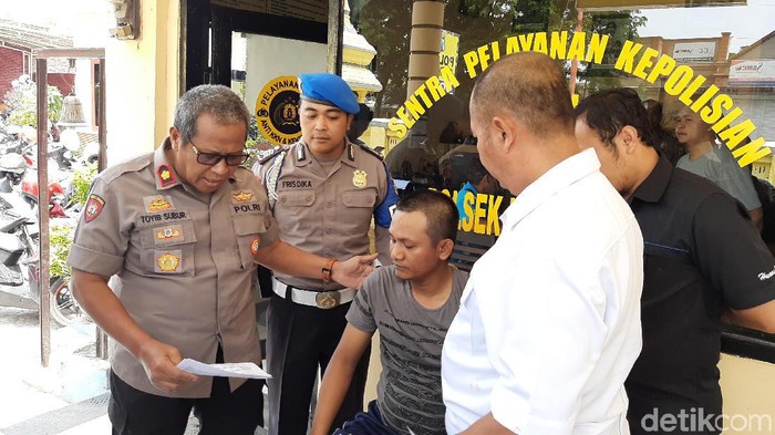 Seorang pencuri sapi di Kota Probolinggo ditangkap dengan ditembak pada bagian kaki. Ia ditembak karena mengacungkan celurit saat hendak ditangkap.