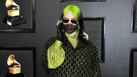 Billie Eilish tampak memilih tampil dengan busana hitam-hijau dari Gucci. Amy Sussman/Getty Images
