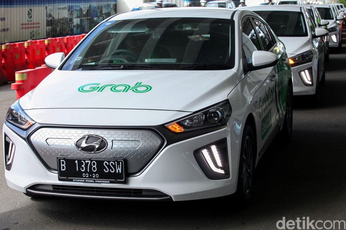 GrabCar Elektrik resmi diluncurkan di Terminal 3, Bandara Soekarno-Hatta, Tangerang, Senin (27/1). Yuk, jajal sedan ramah lingkungan ini.