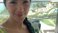 Dia begitu terpukau dengan panorama indah Labuan Bajo yang memiliki deretan pantai eksotis dan pulau-pulau kecil (Instagram/realangelkaramoy)