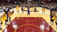 Bryant berusaha menyarangkan bola saat bertanding melawan Cleveland Cavaliers pada 10 Februari 2016. Jason Miller/Getty Images