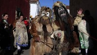 Menjauh sejenak ke sebelah barat Madrid, tepatnya di Provinsi Extremadura, orang-orang Spanyol merayakan dua festival saat musim dingin, yaitu Festival Carantoñas di Acehuche dan Festival Jarramplas di Piornal. (Foto: AP Photo)