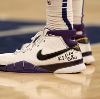 Marcus Morris dari New York Knicks terlihat memakai sneakers RIP 8 24 Bean di Madison Square Garden, New York City, AS. Angka 8 dan 24 merupakan dua nomor punggung Kobe selama 20 tahun kariernya sebagai pemain LA Lakers sebelum pensiun pada 2016. (Foto: Elsa/Getty Images)