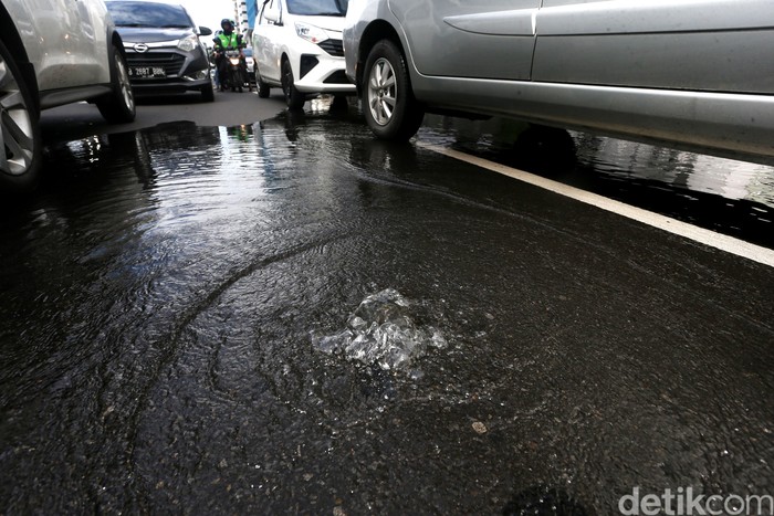 Luapan Misterius bak 'Mata Air' di Jalan MH Thamrin Luapan air misterius muncul di Jalan MH THamrin, Jakarta. Luapan bak mata air tersebut membuat jalan tergenang.