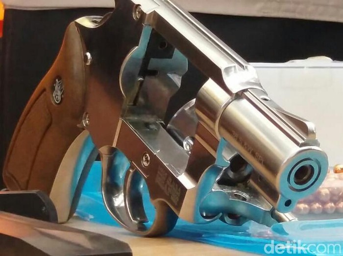 Polisi Situbondo terus mendalami kasus pemerasan yang dilakukan seorang pria berinisial MDH (32) terhadap tetangga kosnya. Dalam aksinya, ia menodongkan sepucuk airsoft gun.