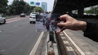 Di Jakarta sendiri, banjir sudah jadi masalah turun-temurun, bahkan sejak kota ini masih bernama Batavia. Setiap gubernur DKI Jakarta dari masa ke masa, memiliki cara berbeda mengatasi banjir. Mengingat Jakarta yang tak hanya sebagai pusat pemerintahan, namun juga pusat bisnis.