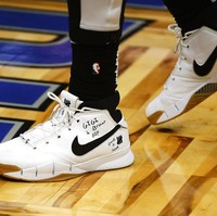 Pemain Los Angeles Clippers Montrezl Harrell juga berkabung atas meninggalnya Kobe Bryant. Di pertandingan melawan Orlando Magic di Orlando, Florida, ia memakai sneakers putih Nike dengan tulisan Gigi & Bryant RIP. (Foto: AP Photo/Reinhold Matay)