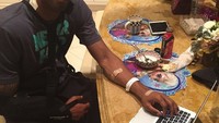 Sosok Kobey Bryant memang sangat menginspirasi. Buktinya dengan kondisi yang belum pulih betul paska operasi, Kobe bertanggung jawab menyelesaikan tugasnya. Semakin semangat ditemani dengan semangkuk makanan. Foto: Instagram @kobebryant