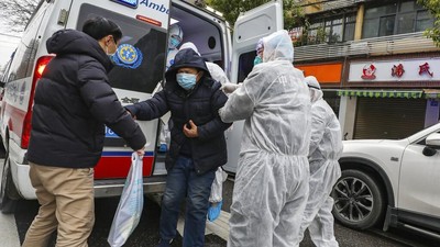 Tim Medis Bahu Membahu Evakuasi Korban Virus Corona di Wuhan