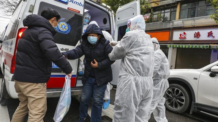 Tim Medis Tangani Virus Corona di Wuhan Virus corona yang menyebar di wilayah Wuhan, China, membuat sejumlah warganya terjangkit dan harus dievakuasi ke rumah sakit. Tim medis pun bantu evakuasi warga