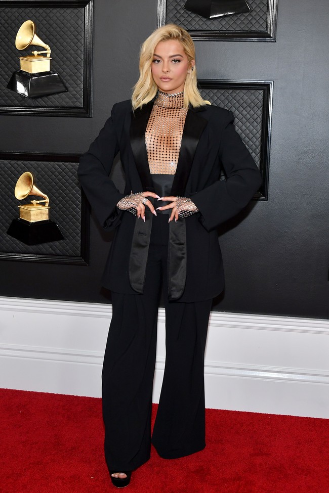 Bebe Rexha memancarkan aura seksinya dengan setelan hitam karya Christian Cowan. Atasan hadir tanpa bra sehingga mengekspos bagian belahan dada. (Foto: Amy Sussman/Getty Images)