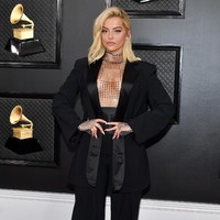 Bebe Rexha memancarkan aura seksinya dengan setelan hitam karya Christian Cowan. Atasan hadir tanpa bra sehingga mengekspos bagian belahan dada. (Foto: Amy Sussman/Getty Images)