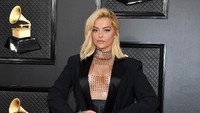 Bebe Rexha tampil seksi dengan blazer dan celana panjang hitam. Amy Sussman/Getty Images