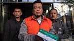 Ditahan KPK, Eks DPRD Bandung Acungkan Jempol