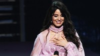 Camila tampil cantik menawan dengan dress berwarna pink. Kevin Winter/Getty Images for The Recording Academy