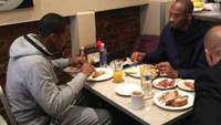 Akan jadi kenangan, momen makan bersama Kobe Bryant dengan sahabat ini akan selalu dikenang selamanya. Foto: Instagram @kobebryant