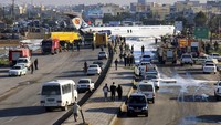 Sebuah pesawat penumpang Iran tergelincir dan keluar dari landasan pacu saat akan mendarat di kota Bandar-e Mahshahr. Pesawat maskapai Iran itu pun berhenti di jalan raya. Mohammad Zarei/ISNA via AP.