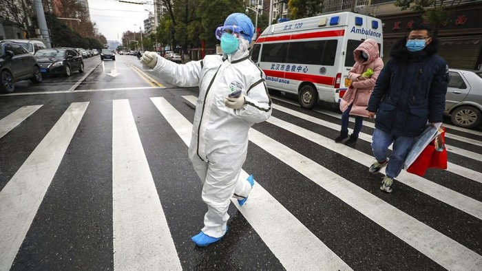 Virus corona yang menyebar di wilayah Wuhan, China, membuat sejumlah warganya terjangkit dan harus dievakuasi ke rumah sakit. Tim medis pun bantu evakuasi warga