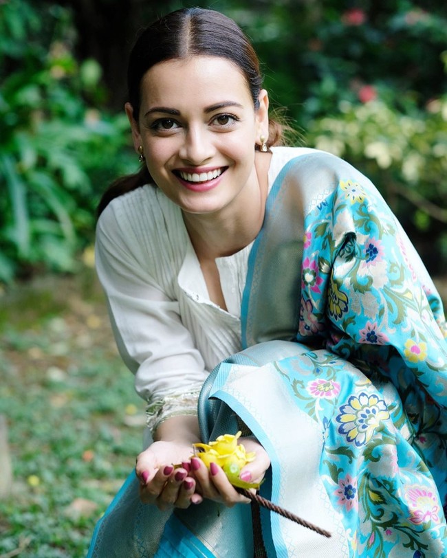 Dia Mirza cukup dikenal di industri perfilman India. Aktris yang memiliki 4 juta lebih pengikut di Instagram ini muncul di layar lebar sejak 2001 melalui film berjudul Rehna Hai Tere Dil Mein. Foto: Instagram @diamirzaofficial