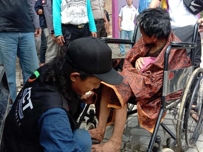 Sukiyah, seorang perempuan di Kabupaten Semarang tidak mandi selama 27 tahun. Kondisinya memprihatinkan karena rambutnya menjadi gimbal hingga menjadi sarang tikus.