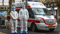 Seperti diketahui, virus corona jenis baru ini telah menyebar ke sejumlah wilayah dan negara di dunia setelah pertama kali ditemukan di Kota Wuhan, China. Jumlah korban yang terinfeksi virus ini pun diketahui telah berjumlah ratusan dengan kondisi yang bermacam-macam, mulai dari ringan hingga berat. Dilansir dari AP News, 56 orang meninggal akibat penyakit ini, sedangkan ratusan korban lainnya masih menjalani perawatan dari tim medis. Chinatopix via AP.