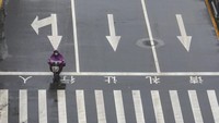 Virus corona jenis baru yang pertama kali ditemukan di kawasan Wuhan, China, membuat kawasan akses transportasi untuk menuju kawasan tersebut ditutup untuk sementara waktu guna mengantisipasi penyebaran virus yang makin meluas. Chinatopix via AP.