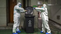 Guna mengantisipasi terjangkit virus corona jenis baru tersebut, berbagai alat pelindung yang telah digunakan para anggota tim medis saat membantu warga memeriksakan diri ke rumah sakit dibuang dan diganti dengan yang baru. Chinatopix via AP.
