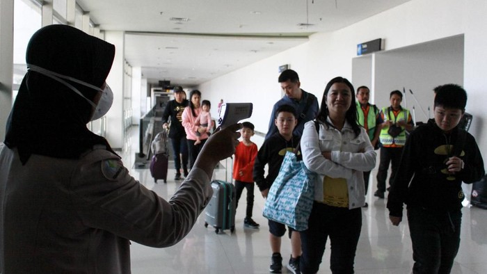 Mencegah Virus Corona Masuk ke Indonesia Wabah virus corona telah memakan 80 orang korban tewas. Indonesia mengantisipasi masuknya virus corona dengan pemeriksaan penumpang di sejumlah bandara.