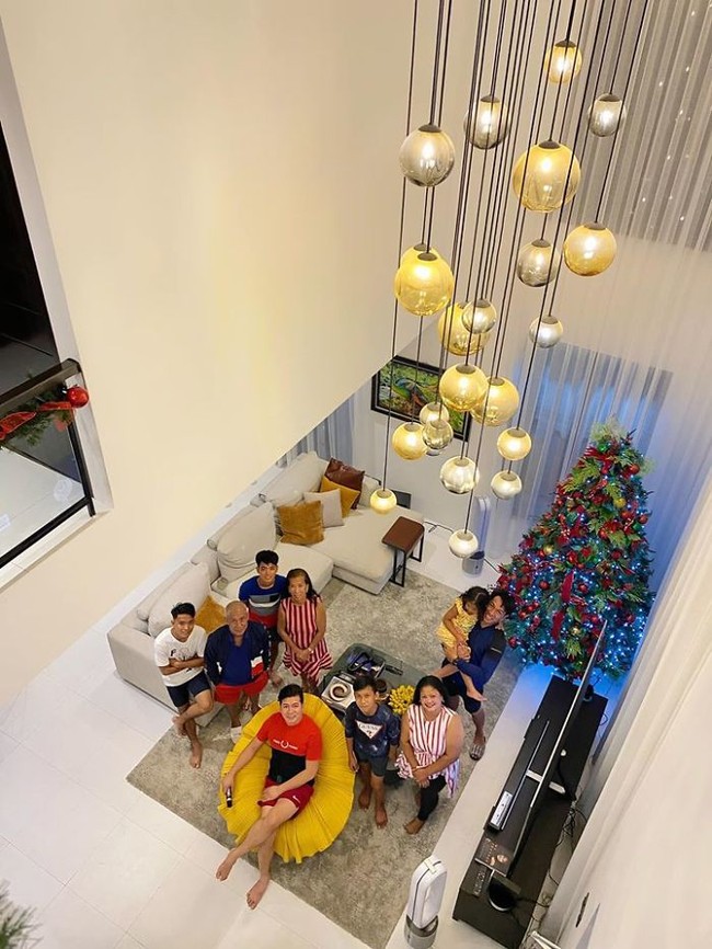 Aku bayar rumahnya secara tunai dan selesai dibangun dalam setahun. Rumahnya memiliki tujuh kamar, dan kami tidak bawa apapun dari tempat lama kecuali TV yang aku beli untuk keluargaku sebagai kado Natal, tulis Jayvee. Foto: Facebook/ Jayvee Lazaro Badile II