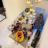 Aku bayar rumahnya secara tunai dan selesai dibangun dalam setahun. Rumahnya memiliki tujuh kamar, dan kami tidak bawa apapun dari tempat lama kecuali TV yang aku beli untuk keluargaku sebagai kado Natal, tulis Jayvee. Foto: Facebook/ Jayvee Lazaro Badile II