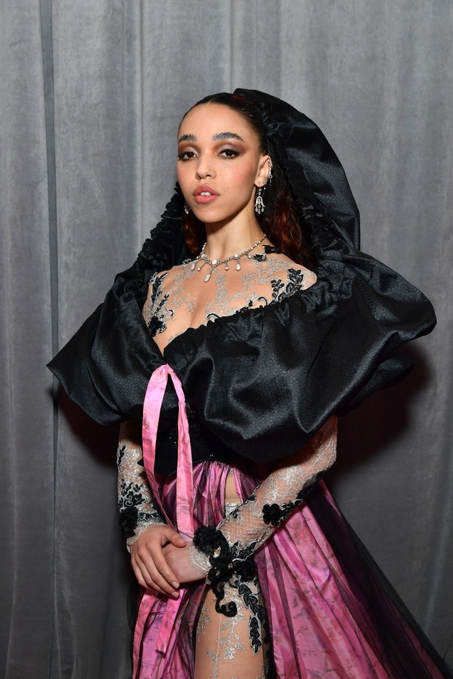 FKA Twigs tampil dengan alis yang sedang tren di 2020 yakni alis laminating. Busana yang dipakai musisi yang merupakan mantan kekasih Robert Pattinson itu pun terlihat dramatis.  Foto: Getty Images