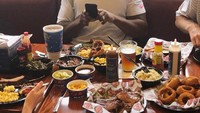 Memesan banyak menu makanan, Kobe Bryant tampak tergoda dengan semua pesanannya tersebut. Ia pun memotret makanan tersebut sebelum disantap habis.  Foto: Instagram @kobebryant