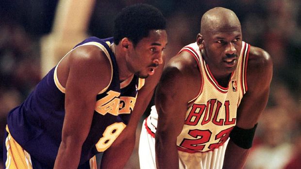 Michael Jordan saat bertanding melawan mendiang Kobe Bryant. (