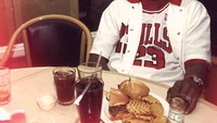 Porsi makan Kobe Bryant yang besar juga terlihat dari momen yang satu ini. Dalam satu piring ia mengambil dua burger lengkap dengan kentang goreng. Foto: Instagram @kobebryant