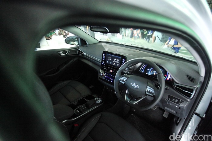 Menjajal Mobil Listrik GrabCar Hyundai IONIQ GrabCar Elektrik resmi diluncurkan di Terminal 3, Bandara Soekarno-Hatta, Tangerang, Senin (27/1). Yuk, jajal sedan ramah lingkungan ini.