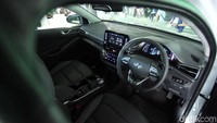 Sementara dari segi safety dan comfort, untuk menunjang kenyamanan dan keamanan berkendara dengan Hyundai IONIQ Electric, mobil ini dilengkapi 7 airbags (driver & passenger, side+curtain, front thorax & pelvis + curtain, knee (driver), PDW (Parking Distance Warning), Electric Parking Brake dengan Autohold, dan Tire Pressure Monitoring System (TPMS).