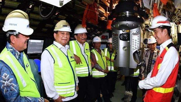 Jokowi-Prabowo Kompak Masuk Perut Kapal Selam Made in RI