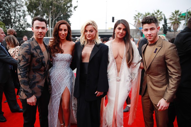 Dalam tulisannya itu, desainer asal India tersebut mengkritik gaya Priyanka dengan memberikan pujian. Dia mengatakan penampilan aktris 37 tahun dalam balutan gaun couture Ralph & Russo  begitu cantik dengan belahan dada yang panjangnya dari Los Angeles sampai ke Kuba. Foto: Rich Fury/Getty Images for The Recording Academy