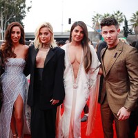 Dalam tulisannya itu, desainer asal India tersebut mengkritik gaya Priyanka dengan memberikan pujian. Dia mengatakan penampilan aktris 37 tahun dalam balutan gaun couture Ralph & Russo  begitu cantik dengan belahan dada yang panjangnya dari Los Angeles sampai ke Kuba. Foto: Rich Fury/Getty Images for The Recording Academy