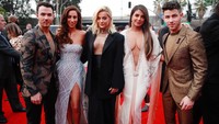 Para Jonas Brothers and Sisters saat berpose bersama Bebe Rexha. Rich Fury/Getty Images for The Recording Academy