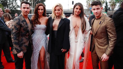 Jonas Brothers & Sisters Pamer Kemesraan di Grammy Awards 2020