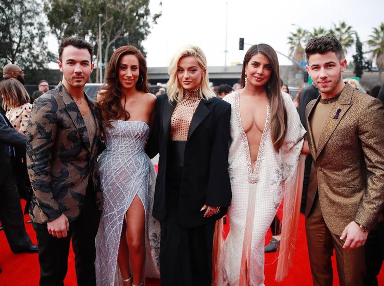 Jonas Brothers & Sisters Pamer Kemesraan di Grammy Awards 2020