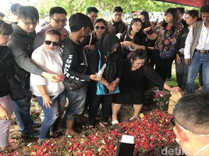 Dokter Eva Terus Salahkan Dirinya di Makam Johny Indo