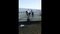 Otoritas aviasi Iran menyatakan, penyebab insiden ini masih diselidiki. Irans Civil Aviation Network News via AP.
